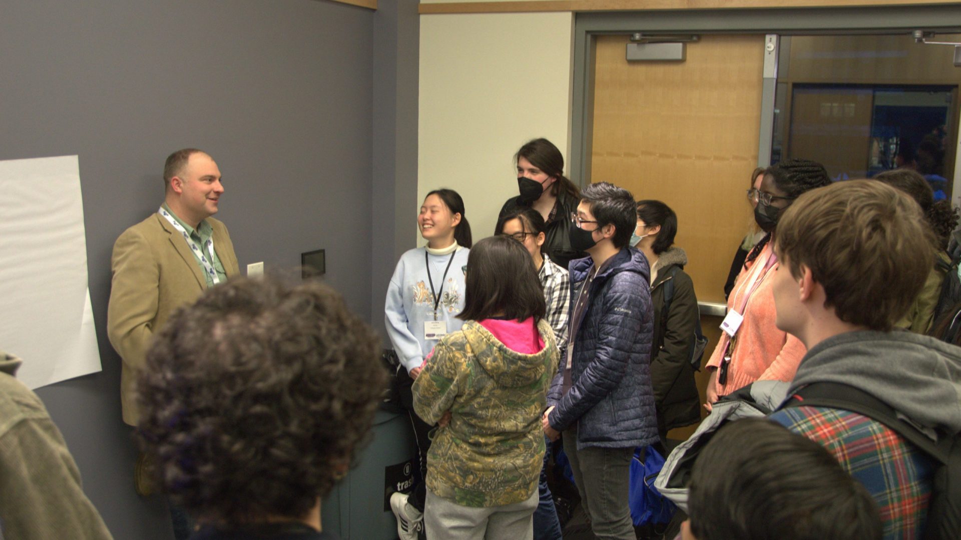 Picture of keynote speaker and mentor Edward Weingart talking with student participants during the Idea Jam.